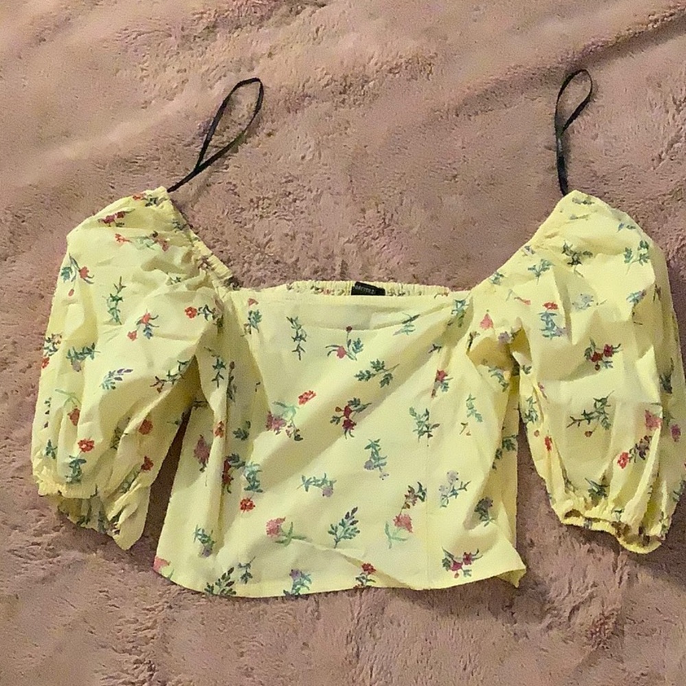 FOREVER 21 CROPPED YELLOW FLORAL TOP SM.